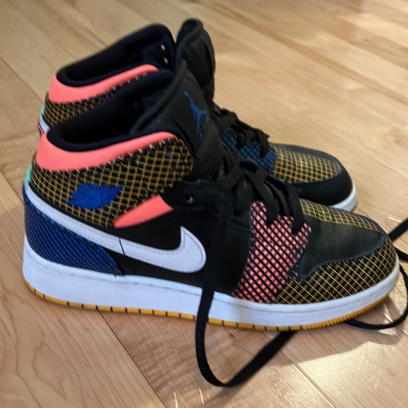 mid Jordan 1s with multi-color grid - Picture 2 of 4